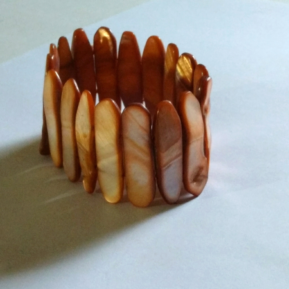 Pearl tan design bracelet. - Picture 1 of 3